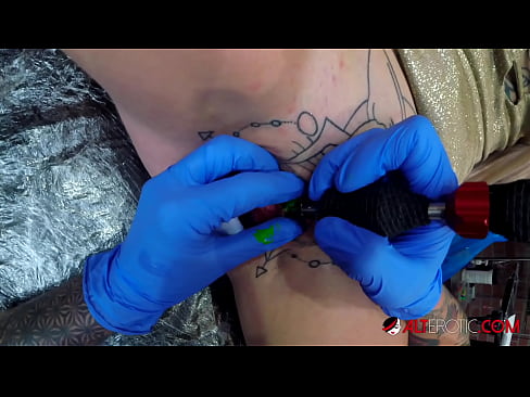 ❤️ Sully Savage ea nang le li-tattoo tse chesang haholo o ile a fumana tattoo clitoris ea hae Video ea bootsoa ❤