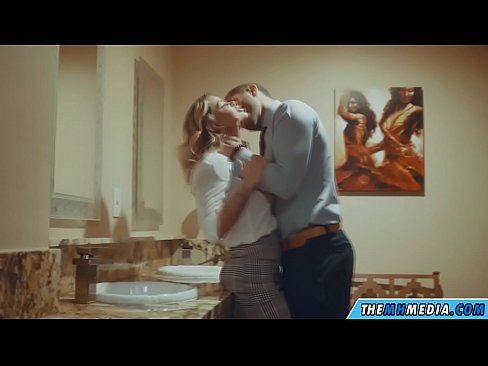 ❤️ Ha blonde e mahlahahlaha e u eka ka kamoreng ea ho phomola ea sechaba Video ea bootsoa ❤